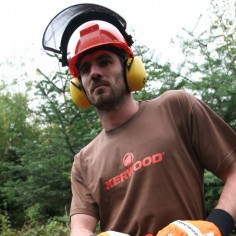 Casque de protection avec oreillettes anti-bruit et visière 2